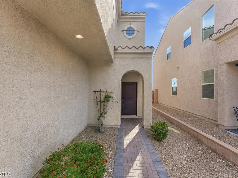 32 Lily Grove Rd — Photo 3