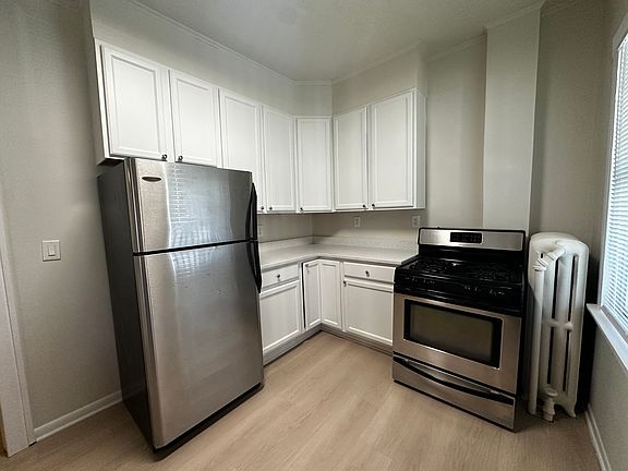 5th image of 819 W 28th St Unit 1