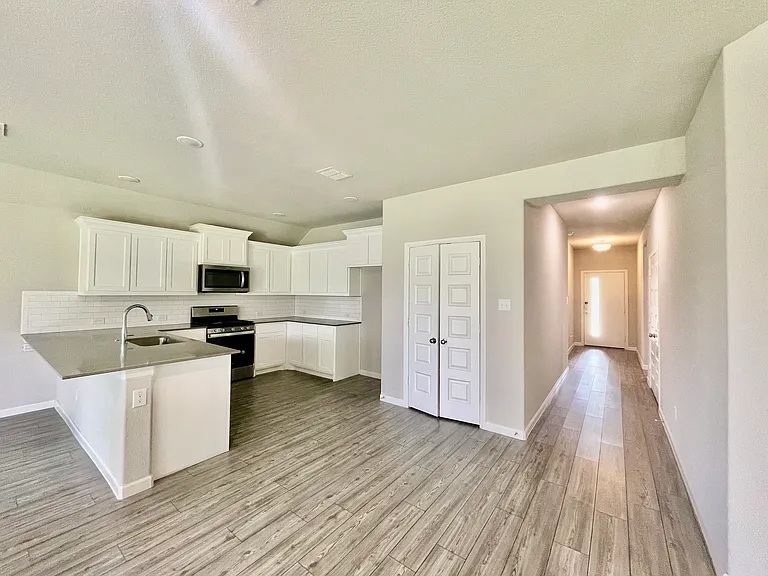 525 Ardsley Ln — Photo 11