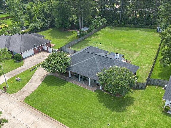 5th image of 134 Pinewood Ave