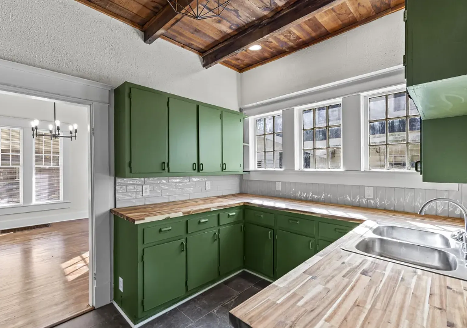 Charming 3 Bed, 2 Bath Midtown Home with Huge Fenced Backyard! — Photo 4