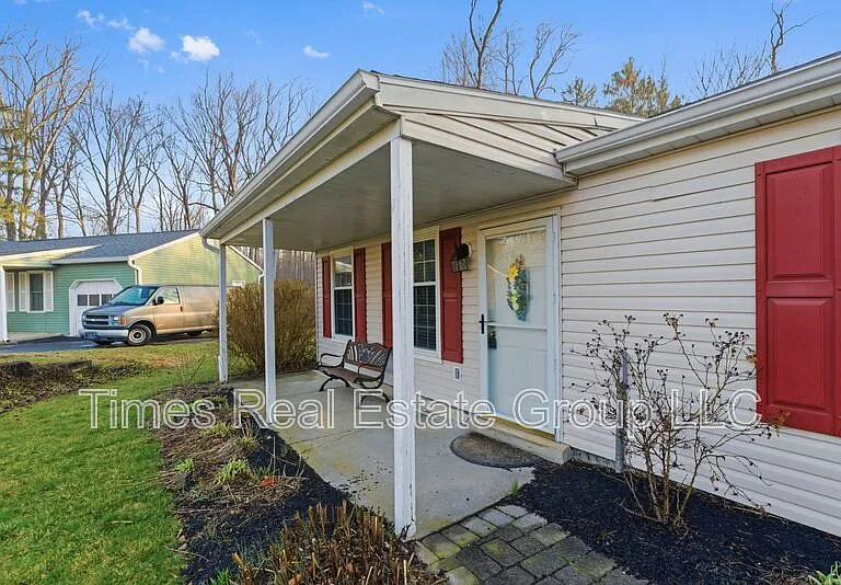 136 Brookfield Ct — Photo 2