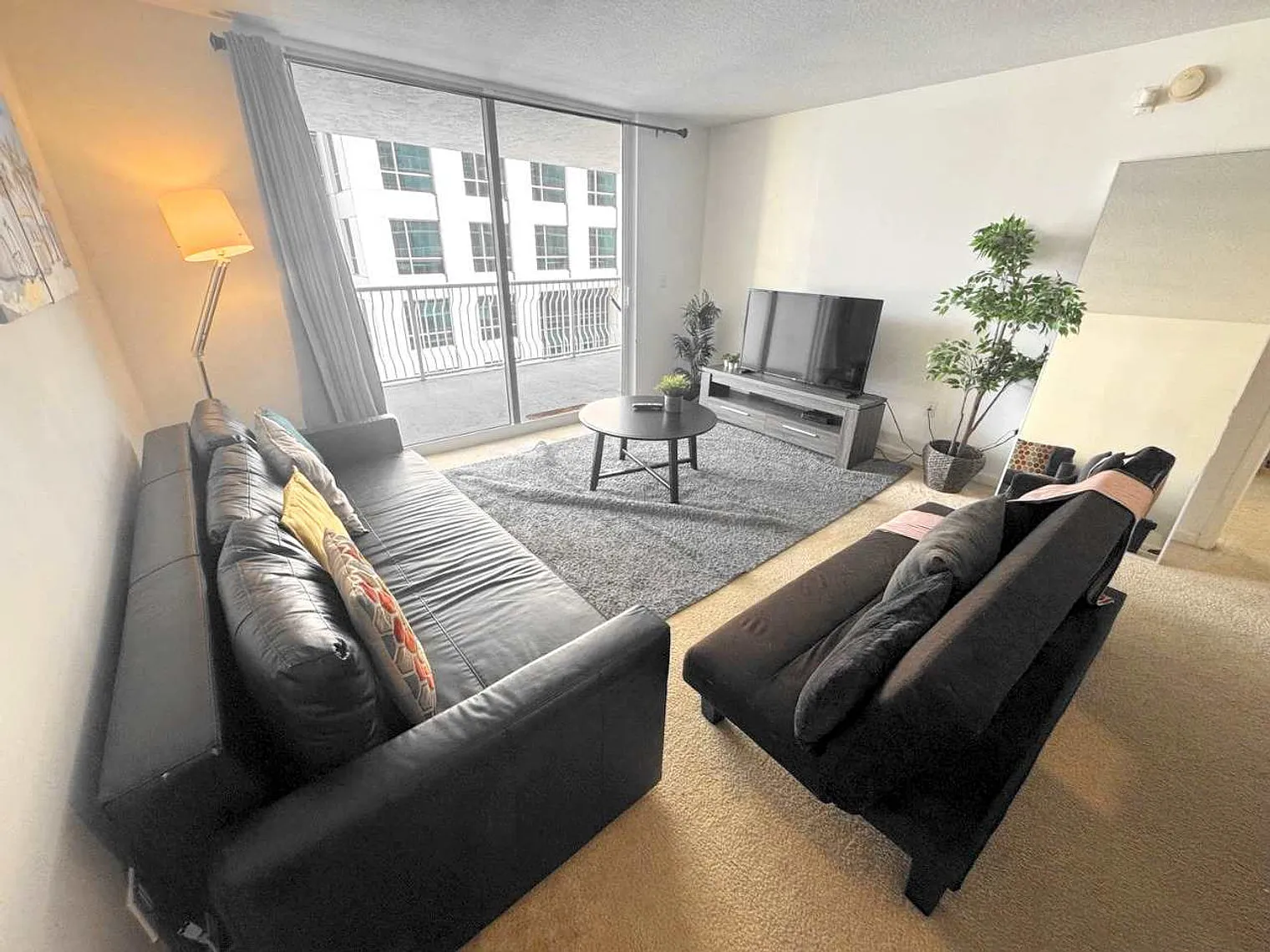 1 bed, 1.0 bath, 818 sqft, $2,485 — Photo 2