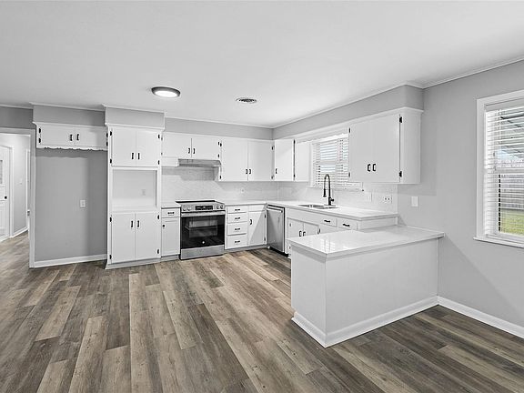 3rd image of 801 Geney St