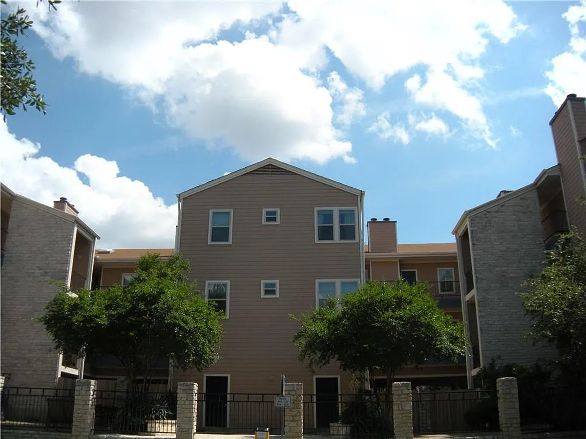 Building Photo - 2414 Longview St #305