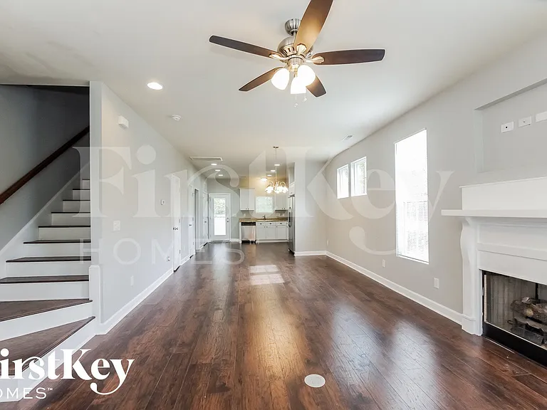 713 Walnut Crossing Dr — Photo 2