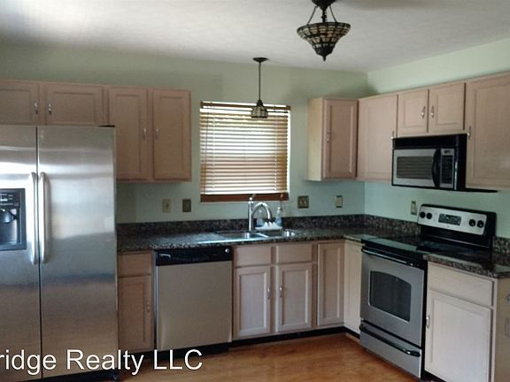 3rd image of 922 Weninger Cir