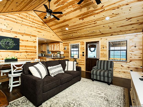 4th image of 951 Castles Dr