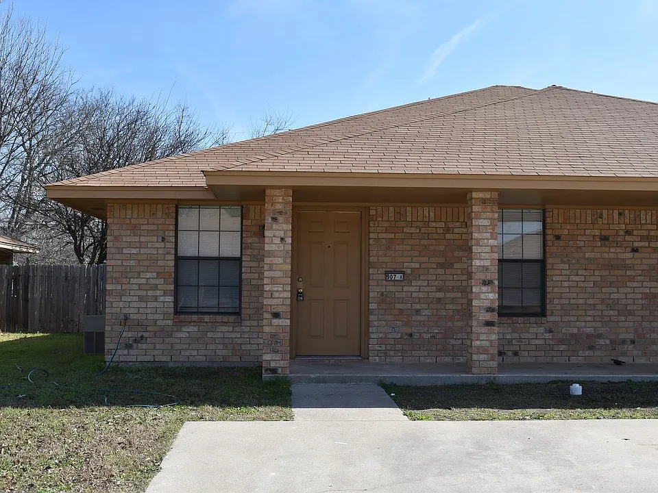 907 Crymes Ln