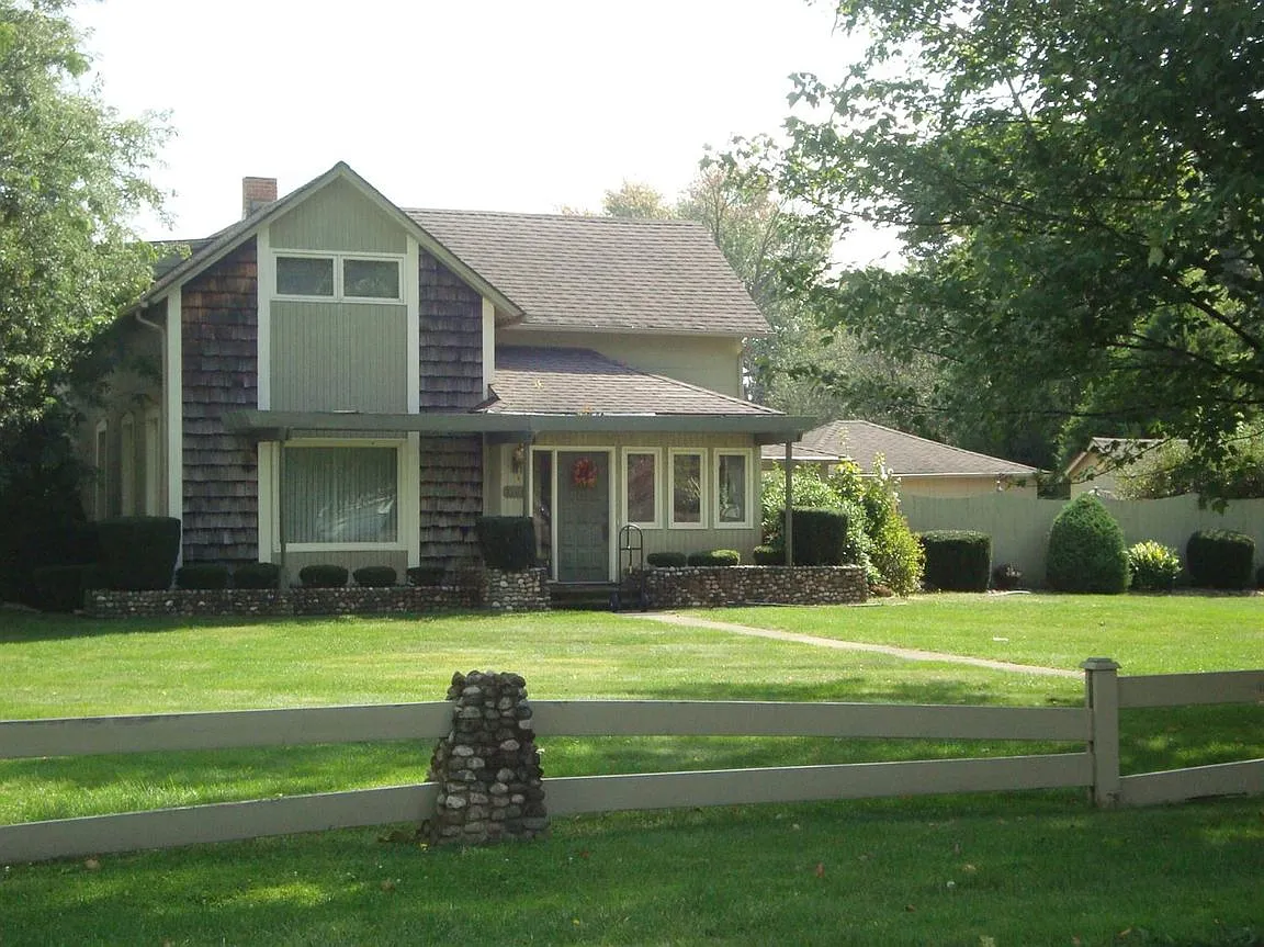 1101 Roberts St photo 1