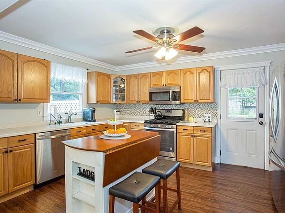 3rd image of 112 Stanley Dr