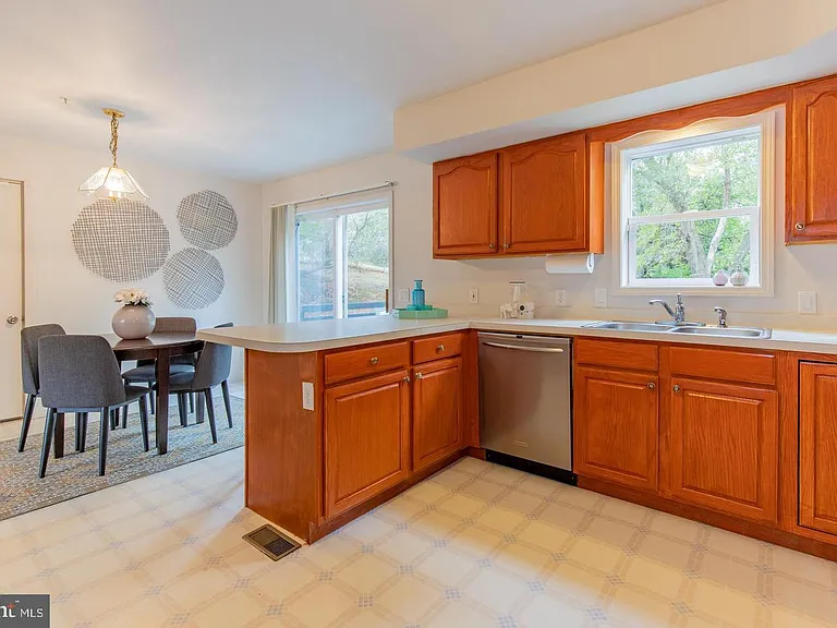 2024 Evansdale Dr — Photo 17