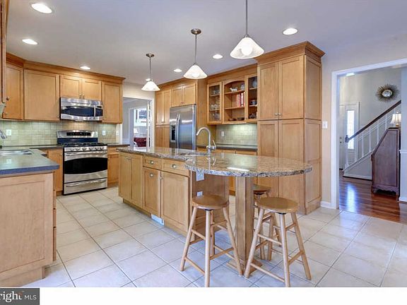 5th image of 7 Heron Hill Dr