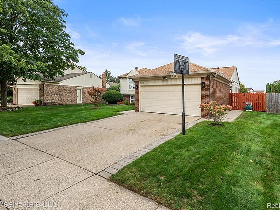 5th image of 15461 Vincent St
