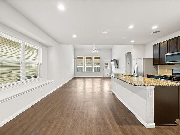 5th image of 17514 Cuthbert St