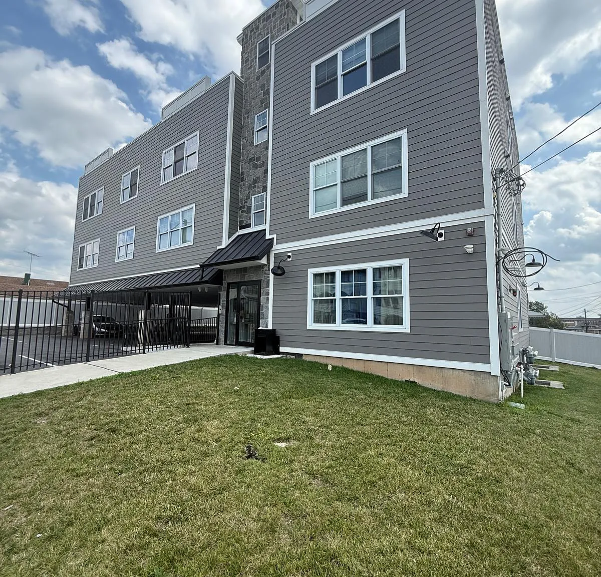 3 bed, 1100 sqft, $3,000 — Photo 1