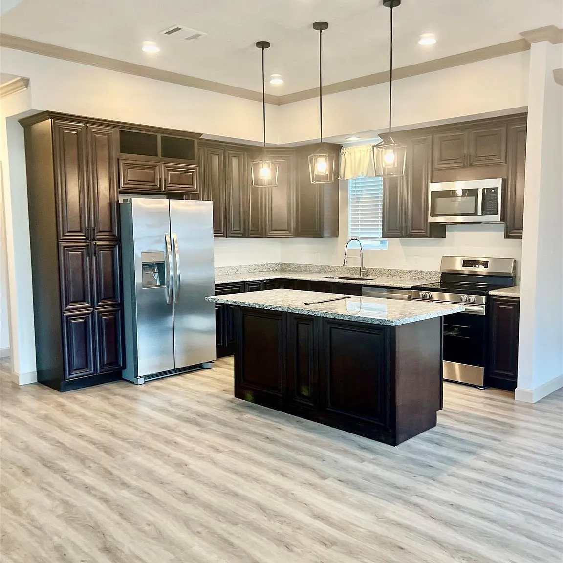 3 bed, 2.0 bath, 1600 sqft, $1,900 — Photo 3