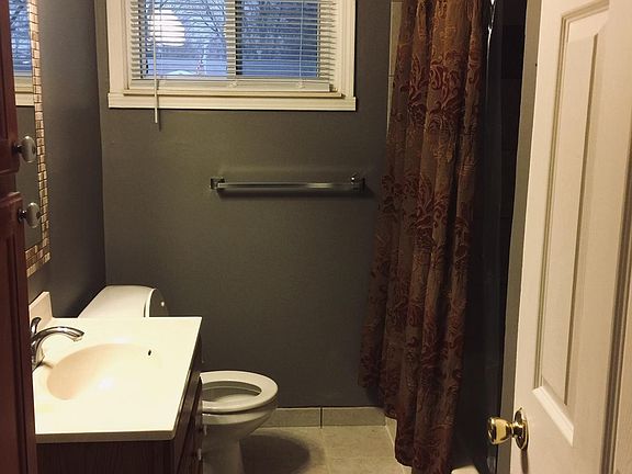 3rd image of 29 E Newport Ave
