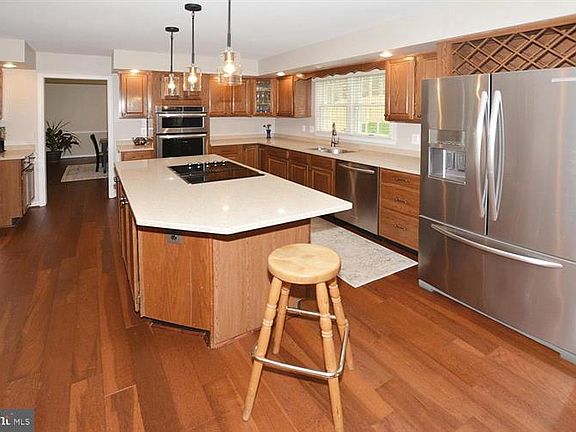 4th image of 8112 Glenhurst Dr