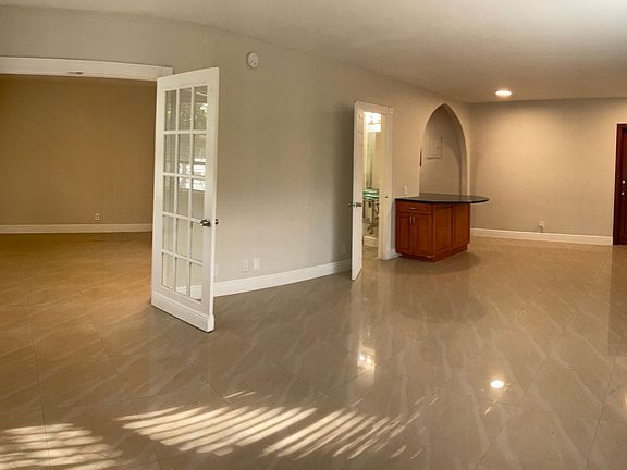 3rd image of 1931 NE 51st St APT 12