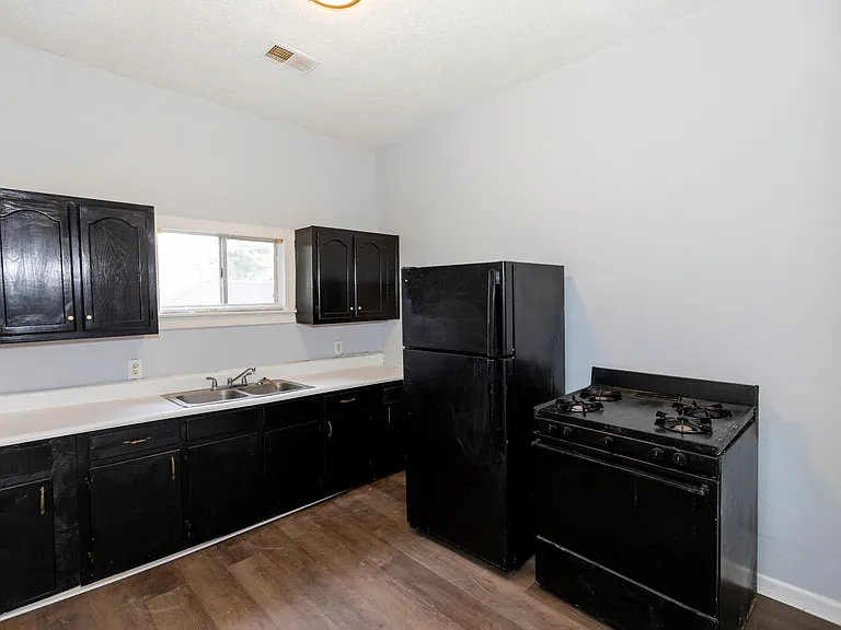993 Oakview St #202 — Photo 1