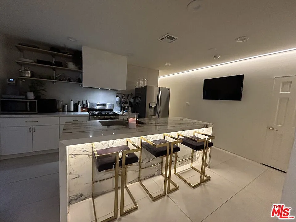 2 bed, 2.0 bath, $5,500 — Photo 3