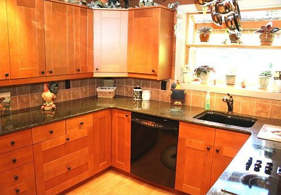Remodeled kitchen with quartz countertops, double ovens and more!