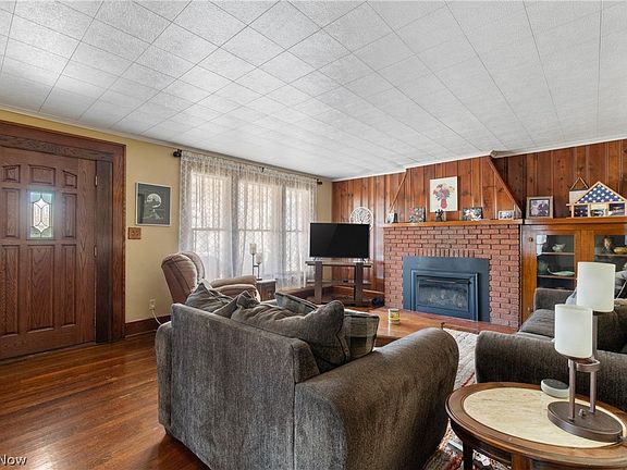 3rd image of 514 W 3rd St