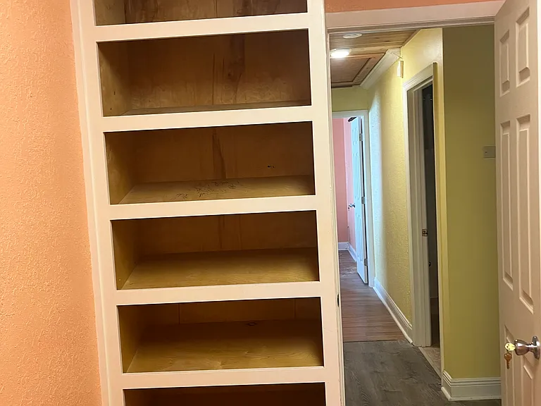 1007 Comanche St — Photo 9