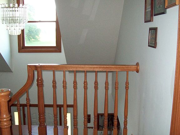 Open foyer w/ chandlier