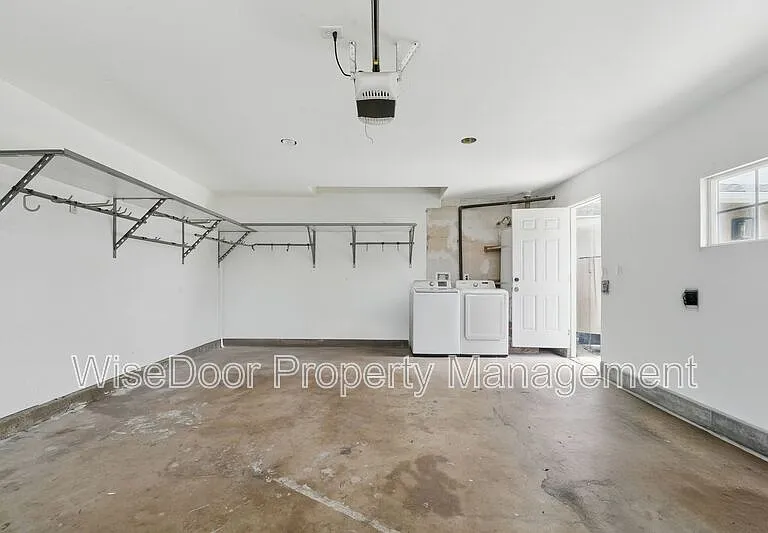 387 E Nubia St — Photo 30