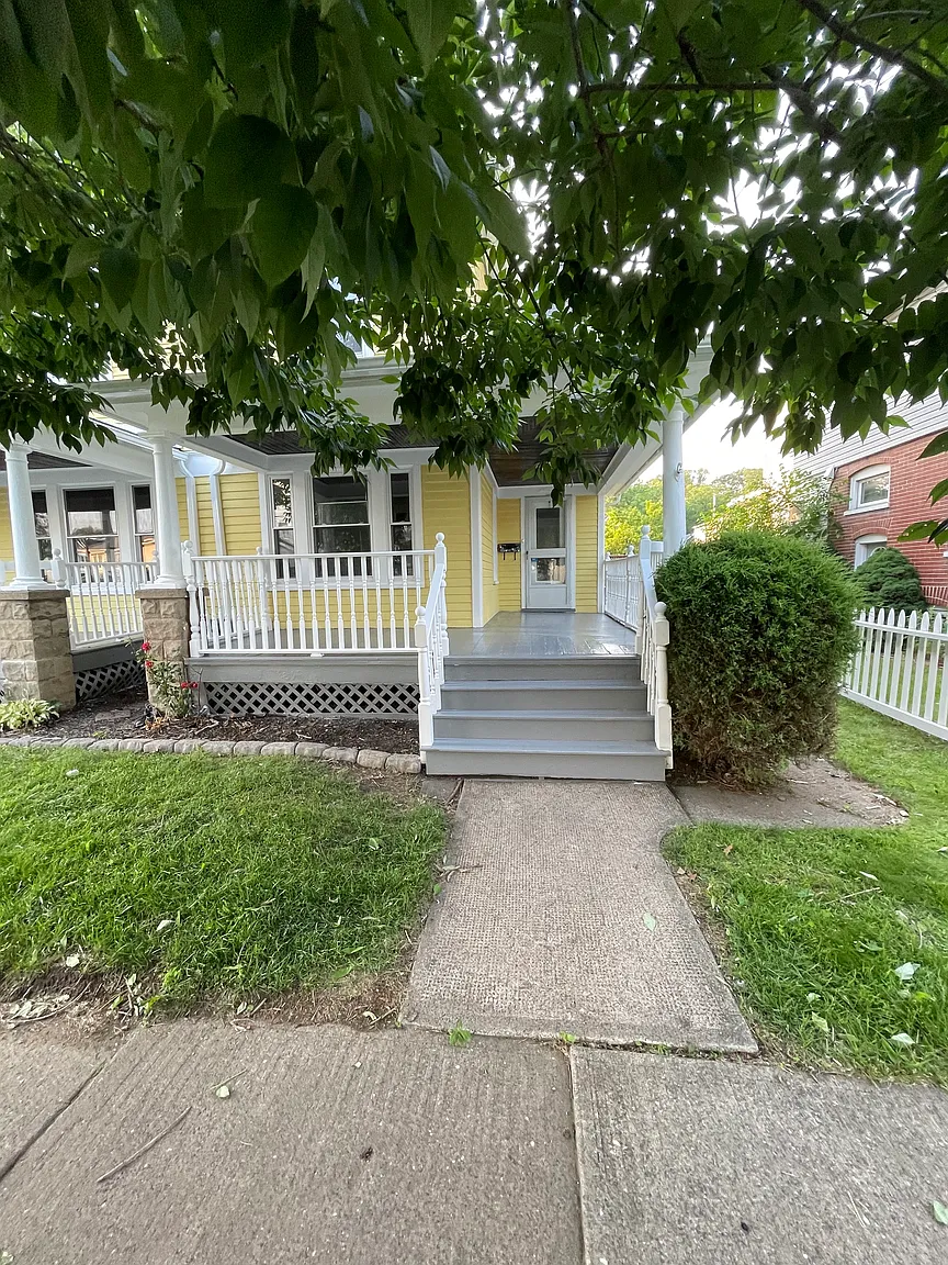 832 Thomas St photo 1