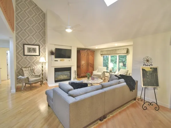 15 Baldwin Dr, Sharon, MA 02067