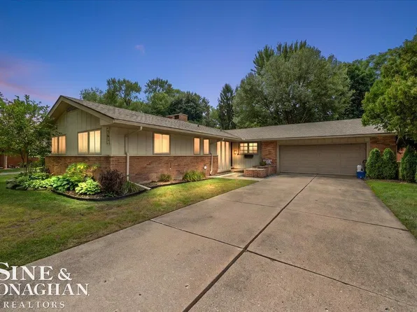 561 Anita Ave, Grosse Pointe Woods, MI 48236