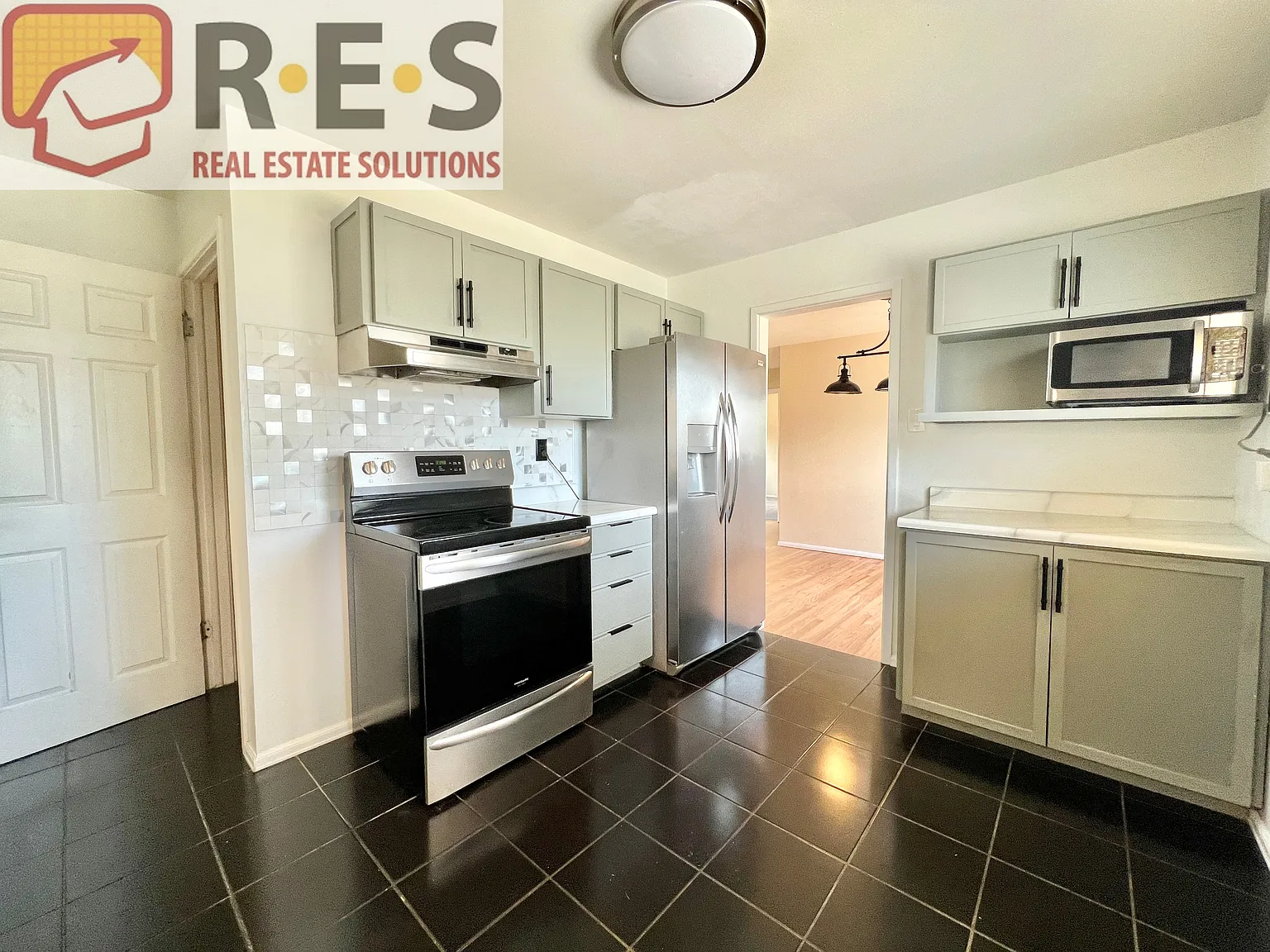 5 bed, 2192 sqft, $2,995 — Photo 3