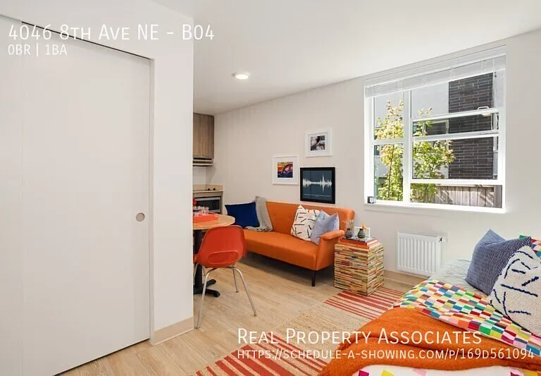 4046 8th Ave NE #B04 — Photo 2