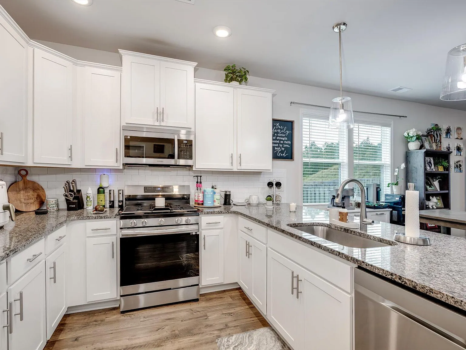 4 bed, 3.0 bath, 2025 sqft, $2,400 — Photo 4