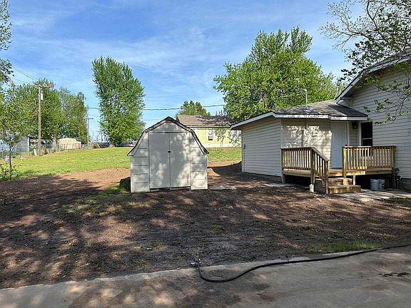 2nd image of 121 Magnolia Dr
