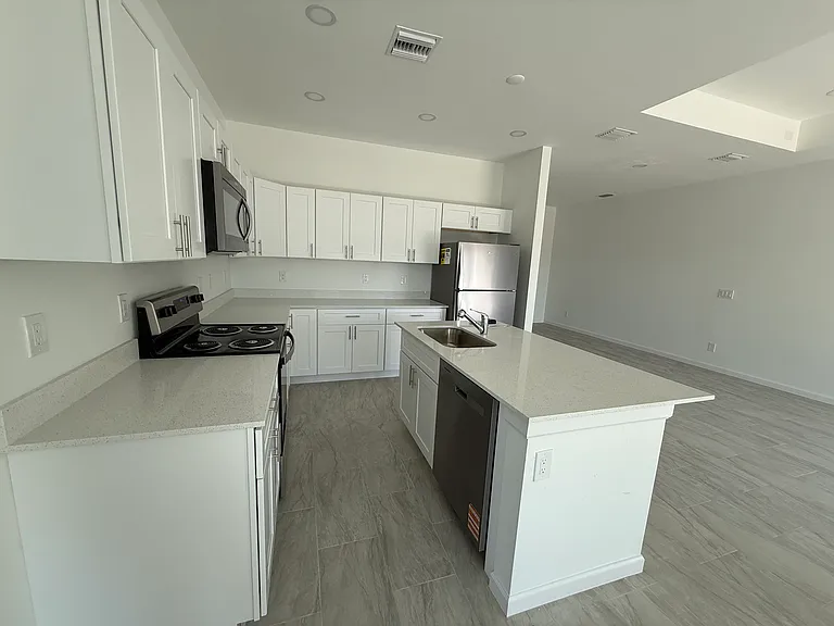 3005 31st St W — Photo 7
