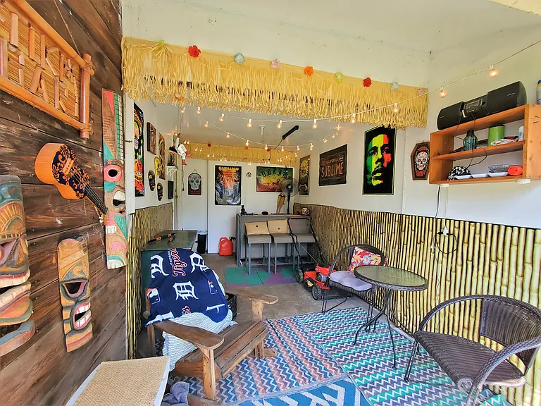 Tikki Bar/Garage