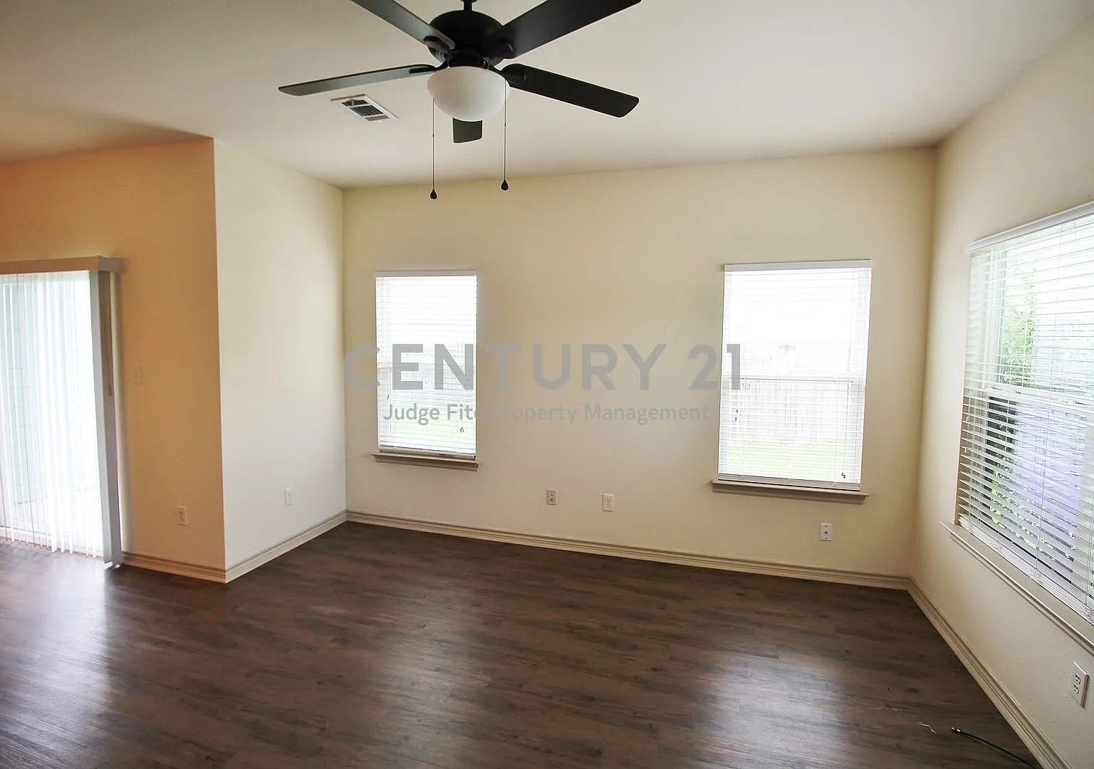 Well Maintained 2/2/1 Duplex For Rent! — Photo 3