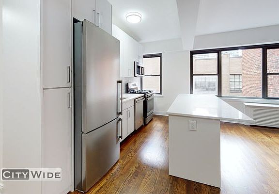 3rd image of 157 E 57th St #10P