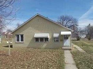 2429 Dunham St, Clinton, IA 52732