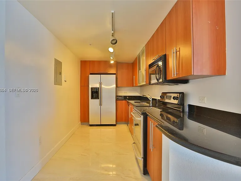 7501 E Treasure Dr #4K — Photo 1