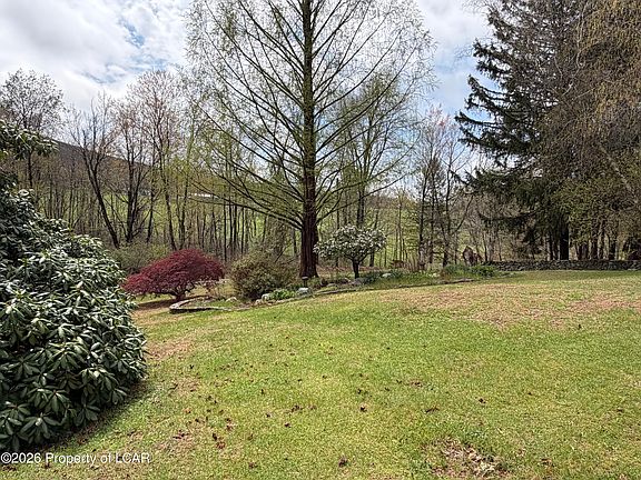 4th image of 61 E Hollow Rd