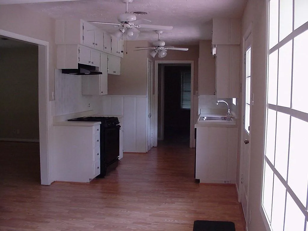 3 bed, 2.0 bath, 1568 sqft, $2,150 — Photo 2