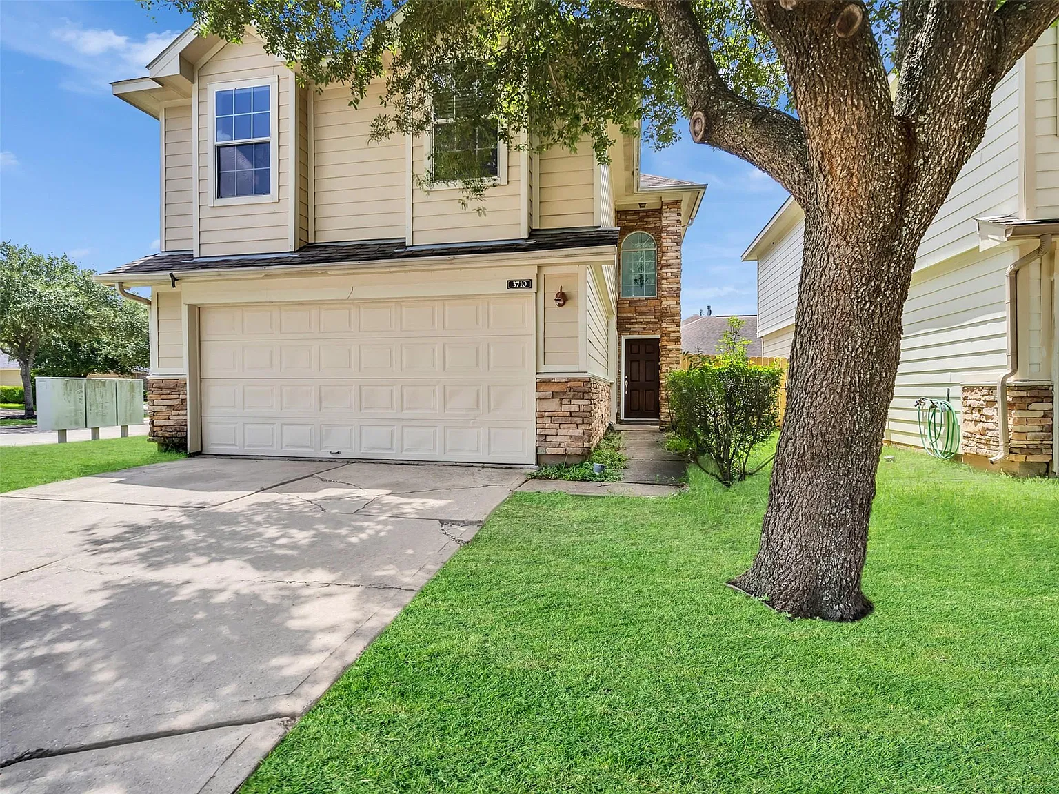 4 bed, 2.5 bath, 1972 sqft, $1,900 — Photo 3