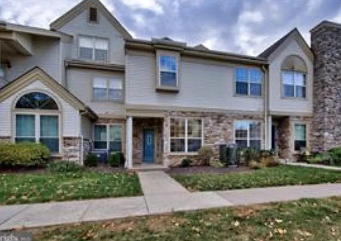Photo 1 of 18 - 1302 Foxmeadow Cir - Royersford, PA Primary Photo - 1302 Foxmeadow Cir