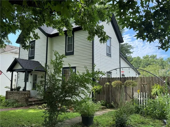 303 E Wea St, Paola, KS 66071