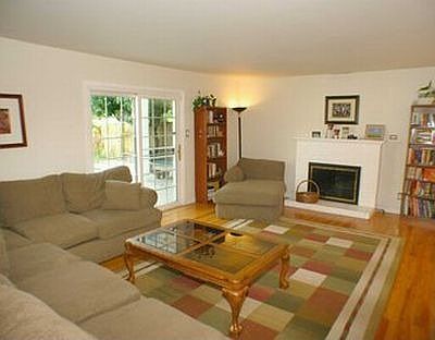 Living room w/fireplace